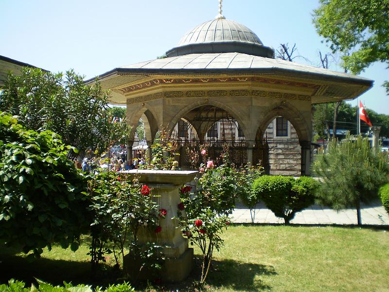 istanbul 069.JPG - The Hagia Sophia's garden